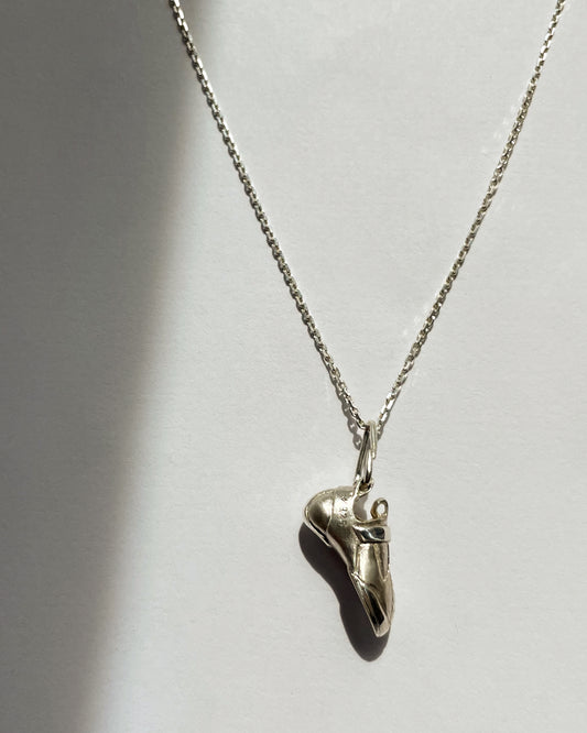 Climbing shoe with/without silver chain