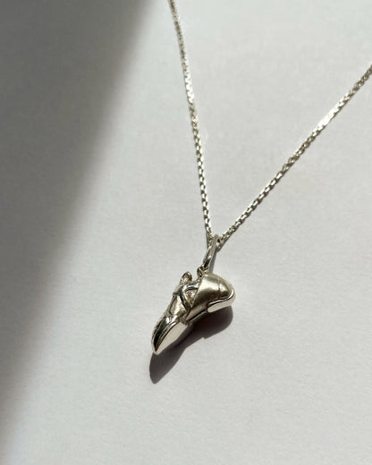 Climbing shoe with/without silver chain