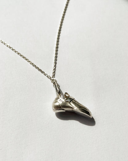 Climbing shoe with/without silver chain